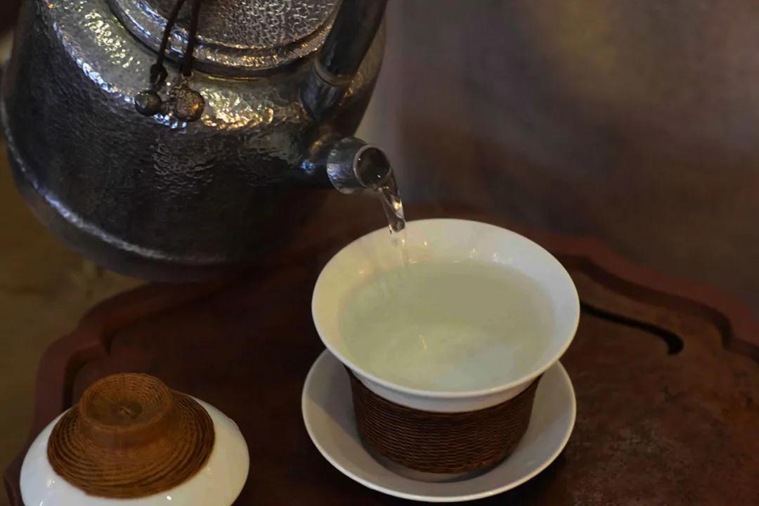 習慣喝(hē)茶的人(rén)，身(shēn)上有四種獨特的氣質！